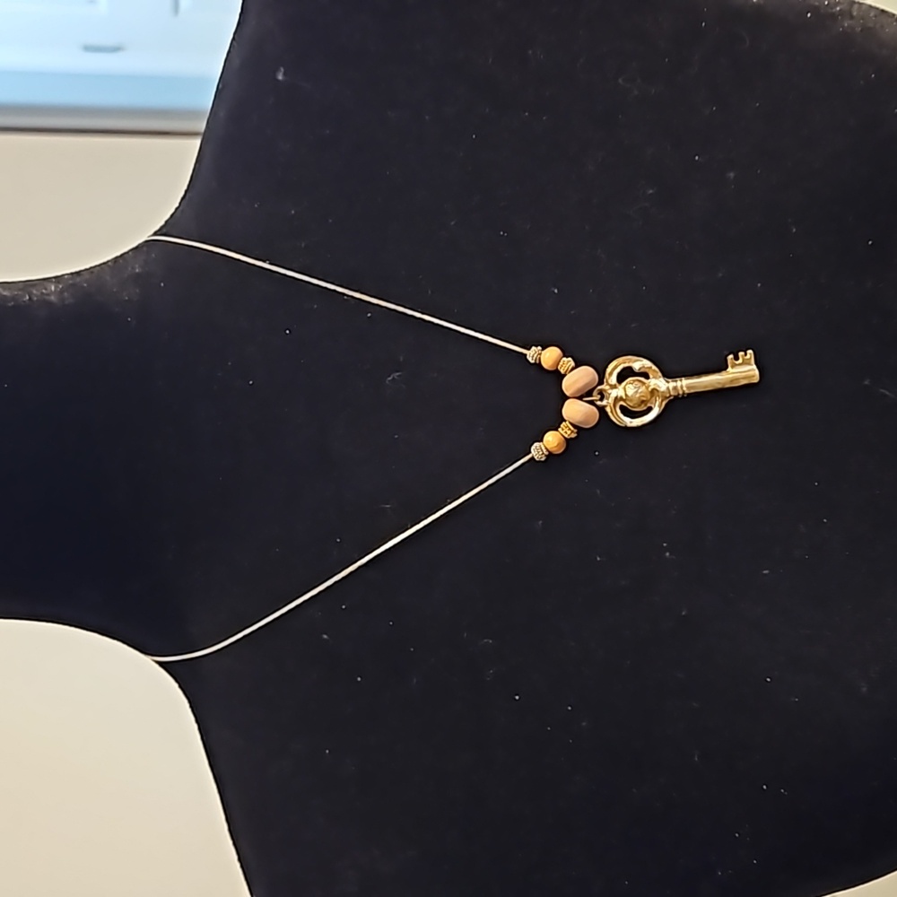 #0155 vintage gold tone key necklace with wooden beads